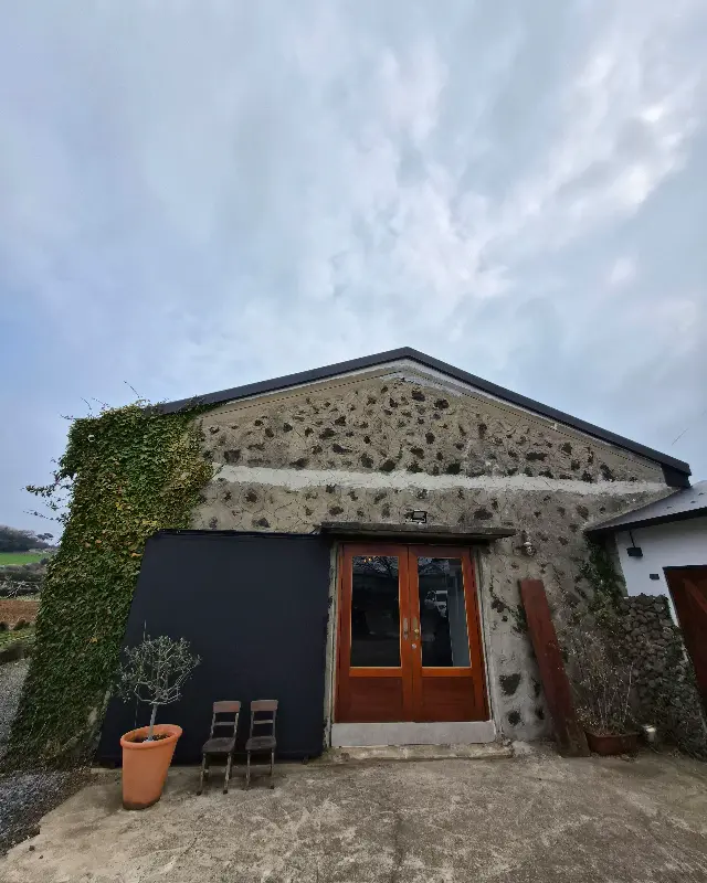 돌담으로 둘러싸인 이에르바 외관