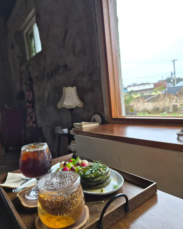 창가 좌석에 앉아 여유를 즐기는 사람들