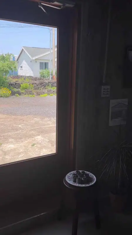 카페 내부에서 보이는 풍경