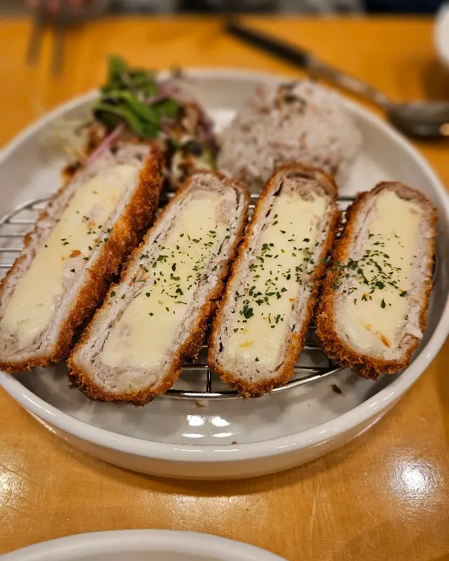 스페셜치즈카츠 단면