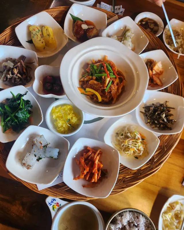 채반 위에 정갈하게 담긴 초가랑 밥상의 반찬들