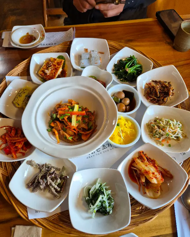 초가랑 밥상의 다양한 반찬들