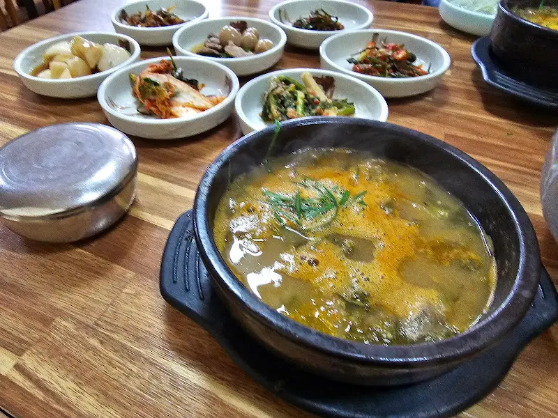 정갈하게 차려진 추어탕 한 상