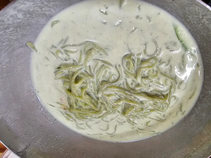 진한 콩 국물이 인상적인 콩국수