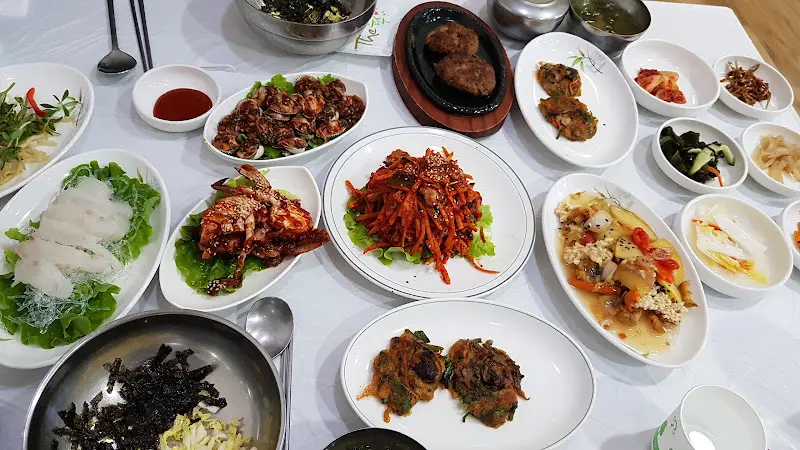 다양한 반찬이 가득한 상차림