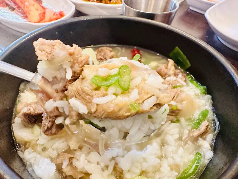 갈비탕 속 갈비와 밥