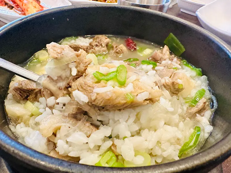 숟가락 위의 갈비와 밥