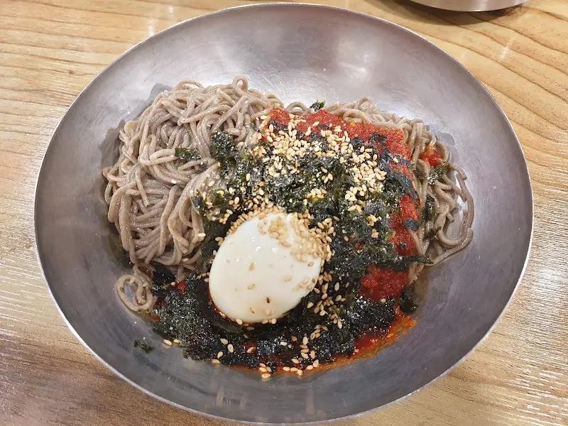 맛깔스러운 비빔 막국수의 모습