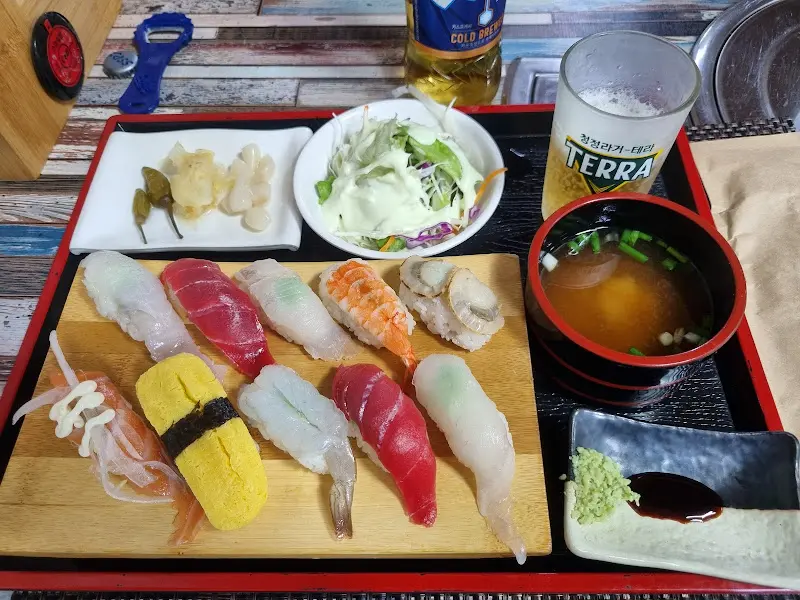 싱싱한 초밥이 담긴 나무 트레이