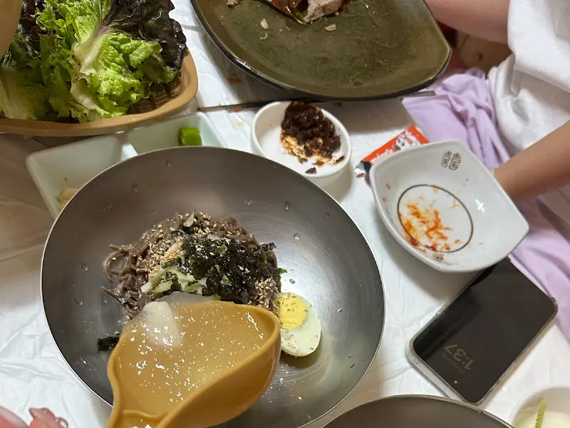 테이블 위에 차려진 막국수와 수육