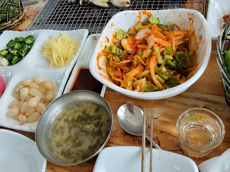 싱싱한 쌈 채소와 밑반찬