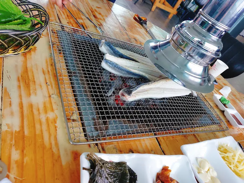 숯불 위에서 익어가는 장어