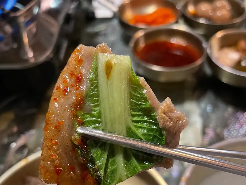 쌈 채소와 함께 즐기는 떡갈비