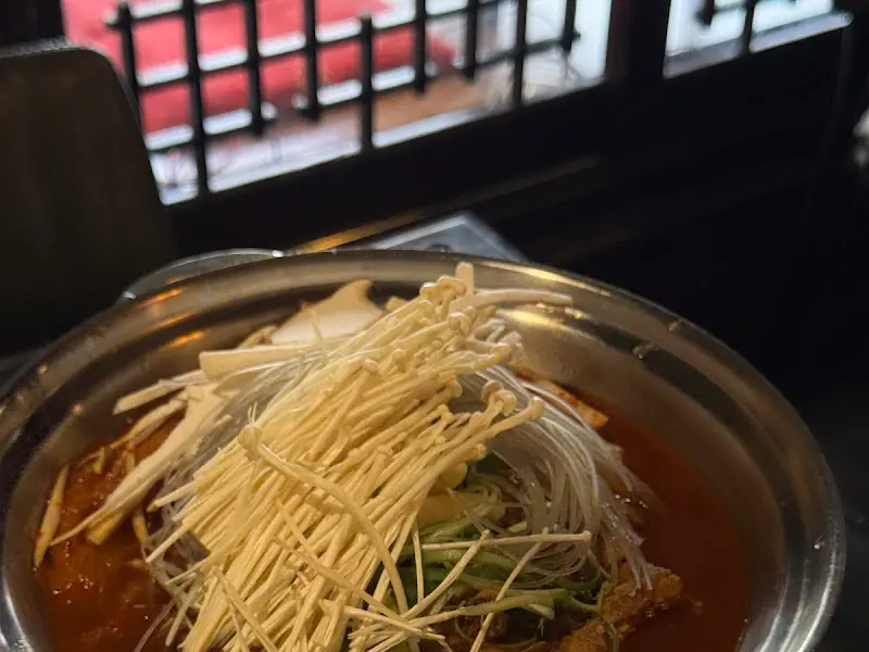 다양한 버섯이 들어간 묵은지 등갈비찜