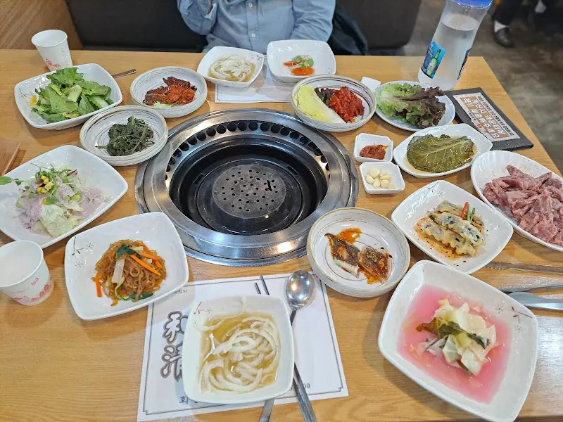 다채로운 밑반찬이 가득 차려진 테이블 전경