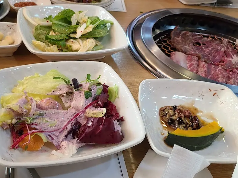 큼지막한 갈비가 들어간 갈비탕