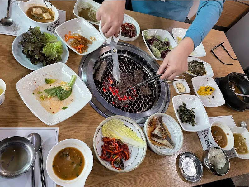 갈비를 손질하는 모습