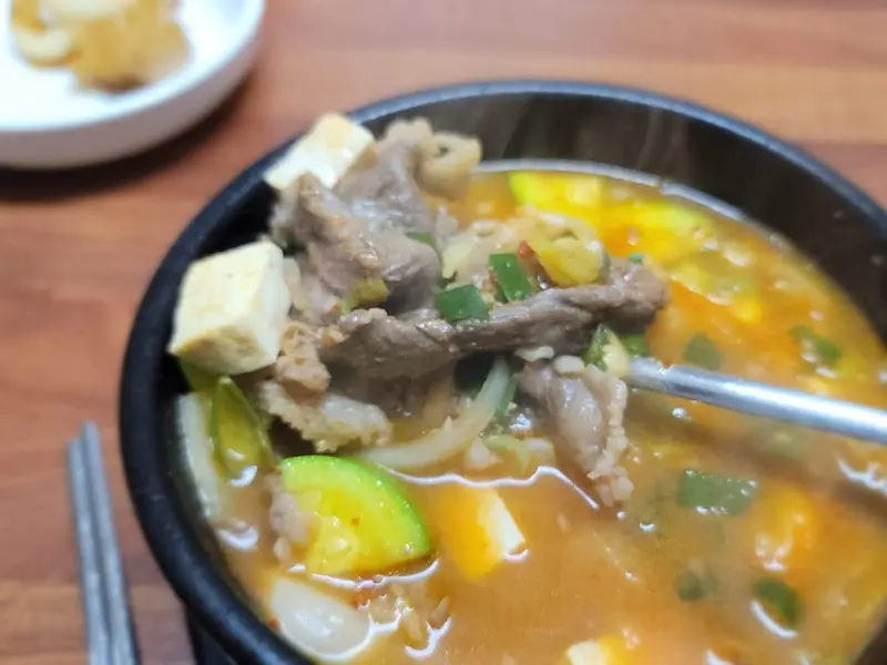 두부와 야채, 고기가 어우러진 먹음직스러운 찌개