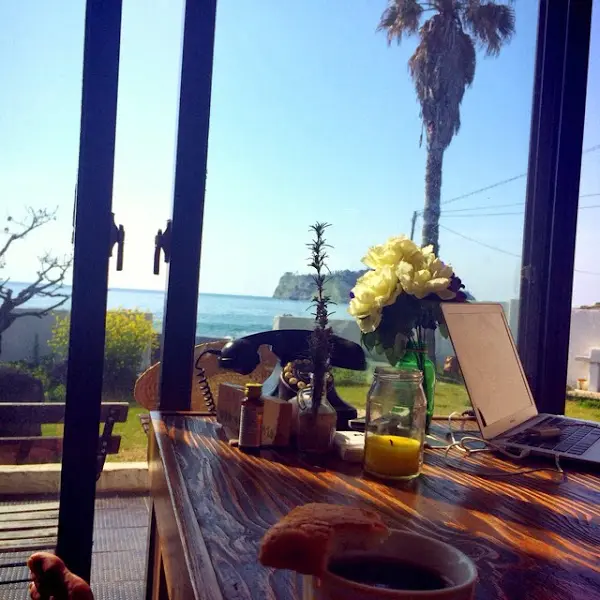 탁 트인 바다를 바라보며 여유를 즐길 수 있는 공간