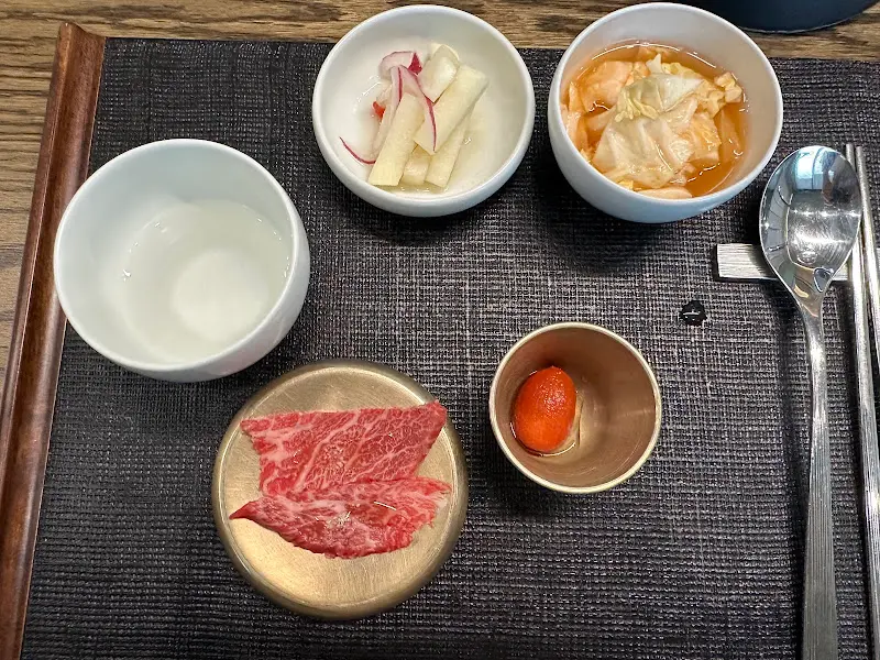 정갈하게 담긴 곁들임 찬