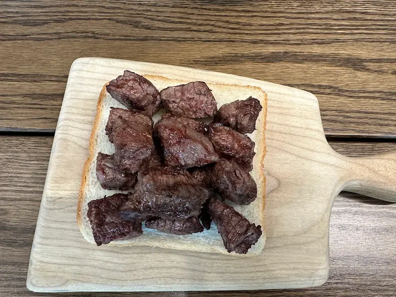 구워진 한우 조각이 올려진 토스트