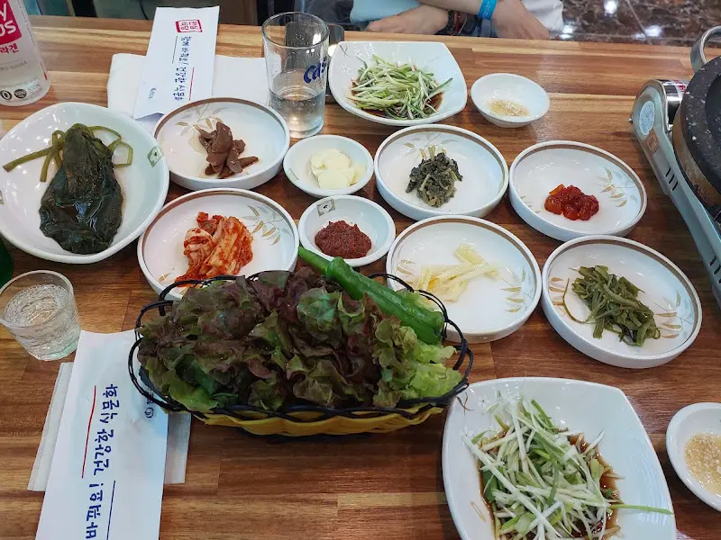 다양한 곁들임 찬이 놓인 테이블