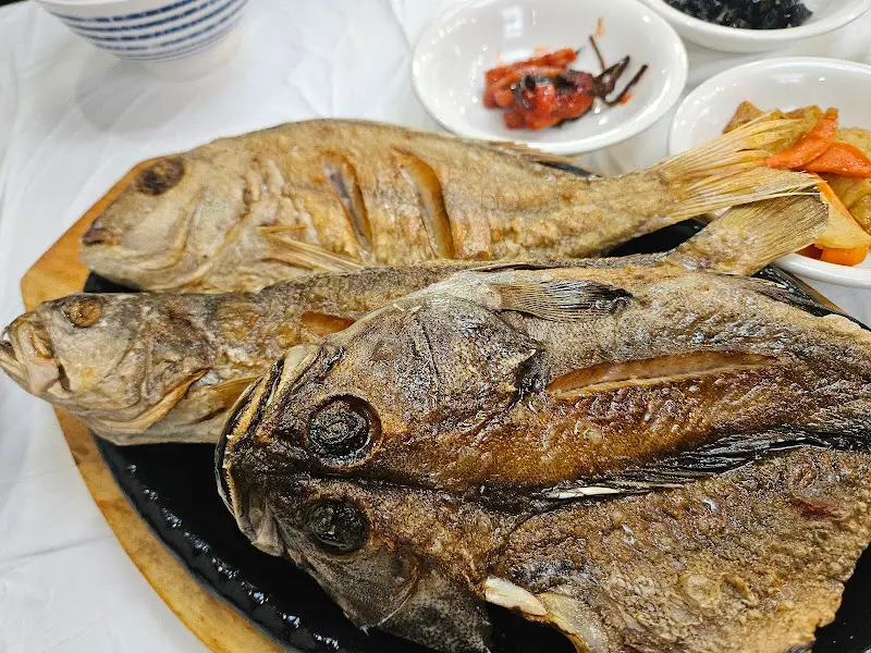 윤기가 흐르는 생선구이 한 상 차림