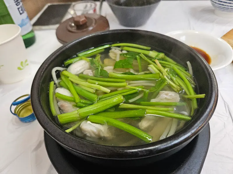 뽀얀 국물이 일품인 도톨복국