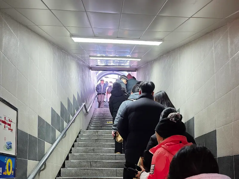 지하상가 계단을 가득 메운 대기줄