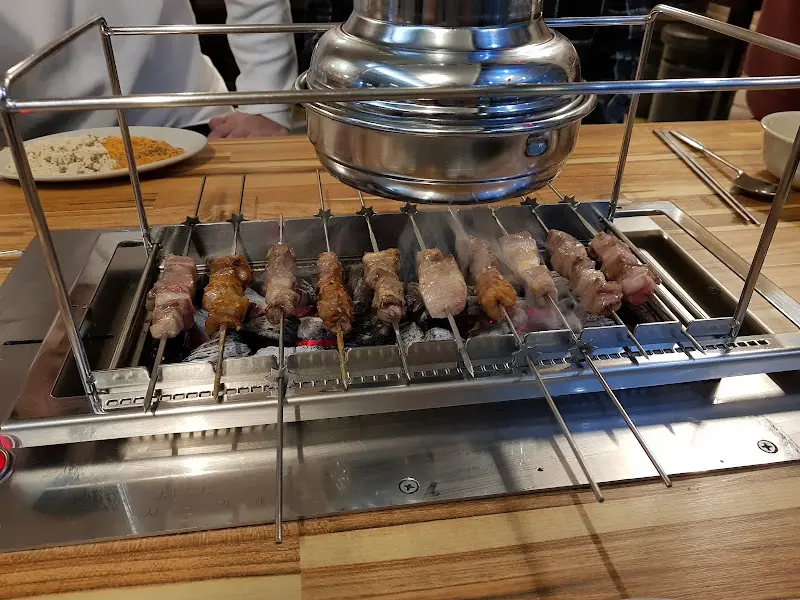 숯불에 구워지는 양꼬치