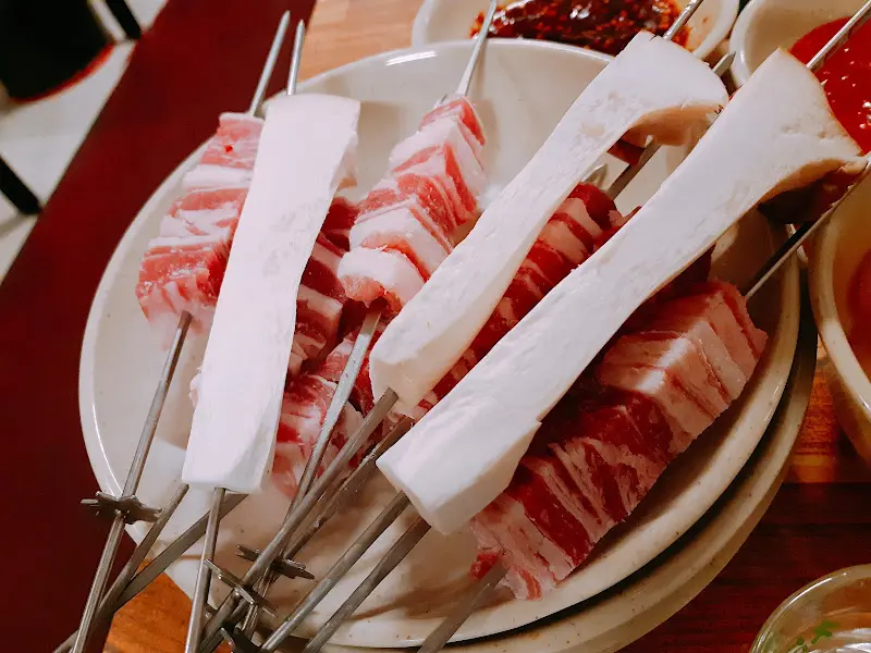 삼겹살 꼬치와 버섯 꼬치