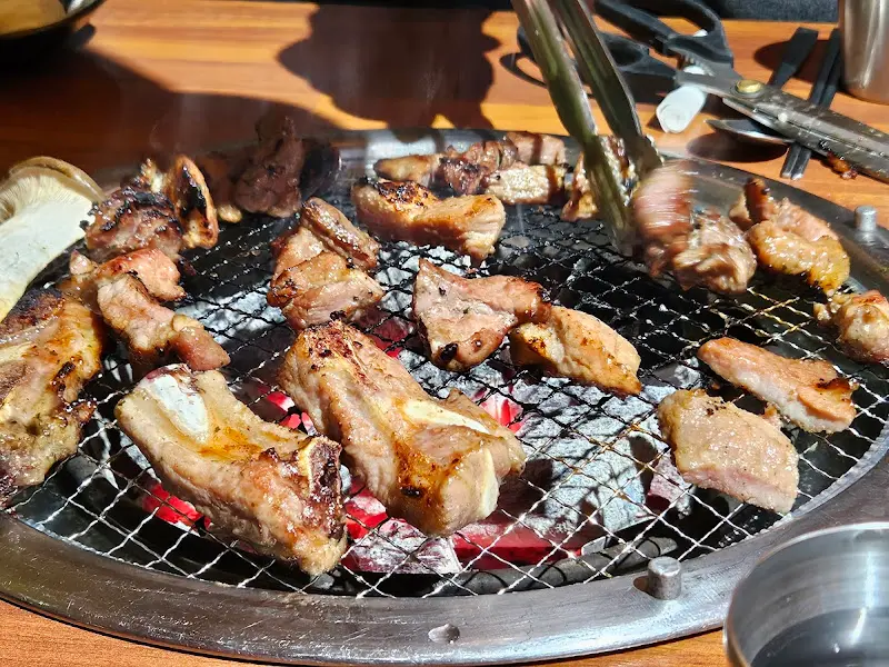 숯불 위에서 익어가는 돼지갈비