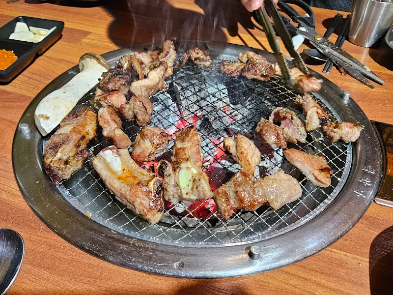 잘 익은 돼지갈비 한 점