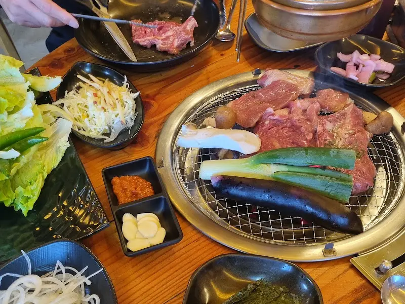 다 익은 돼지갈비와 밑반찬