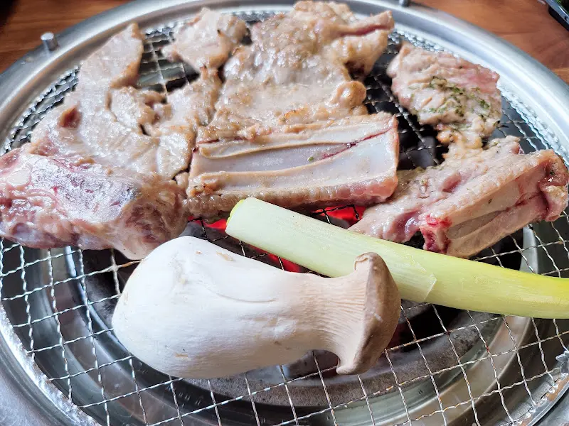 불판 위 돼지갈비와 버섯