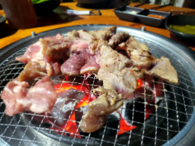 숯불 위에서 익어가는 돼지갈비