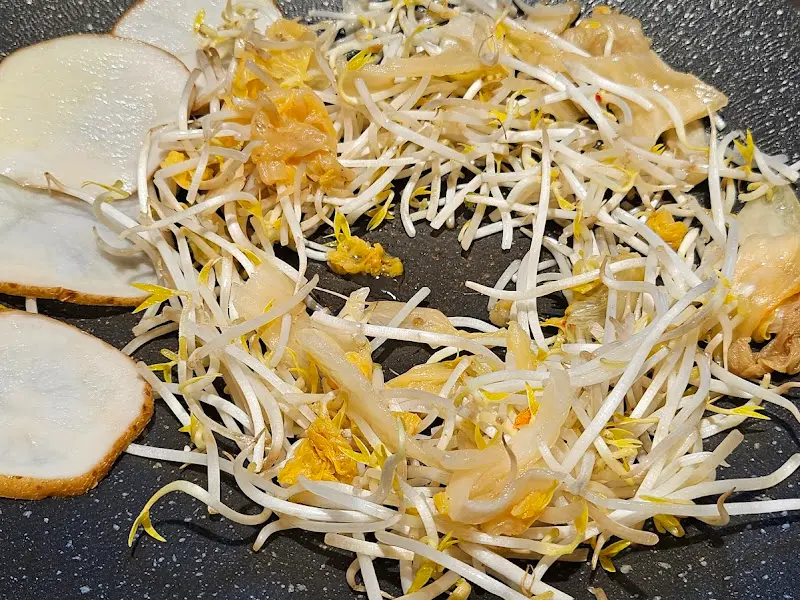 불판 위 숙주와 백김치