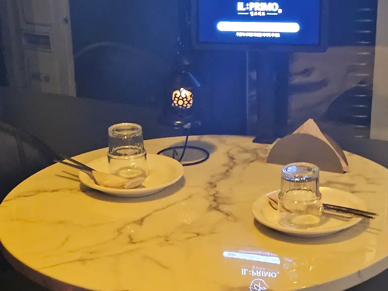 깔끔하게 세팅된 테이블