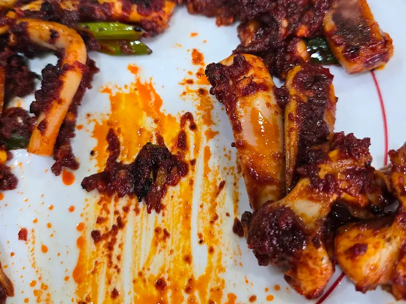 매콤한 양념이 입맛을 돋우는 오징어 불고기