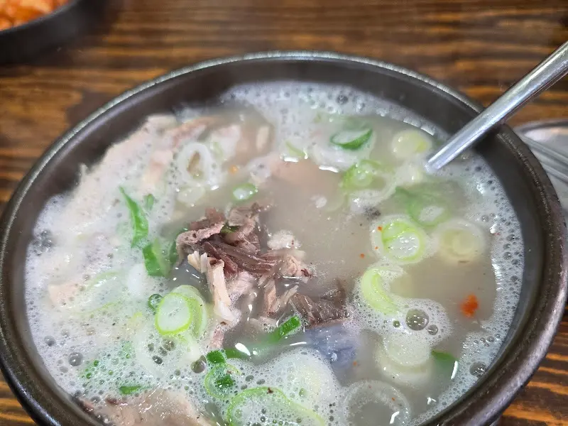 뽀얀 국물이 인상적인 순대국밥