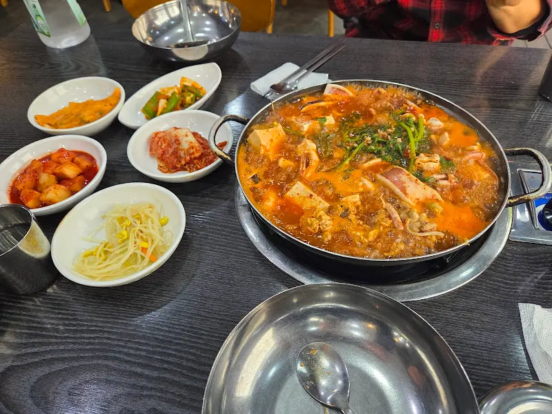 밑반찬과 함께 차려진 오징어찌개 한 상