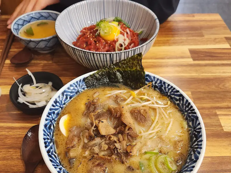 육회덮밥과 돈코츠라멘