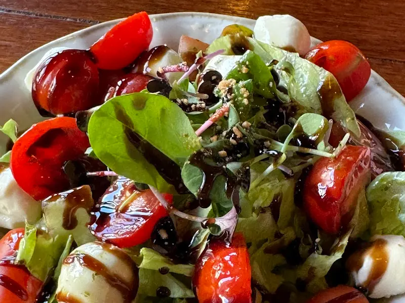 신선한 채소가 가득한 샐러드