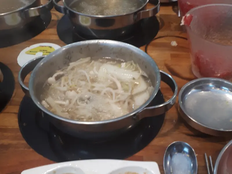 개인 냄비에 끓고 있는 샤브샤브