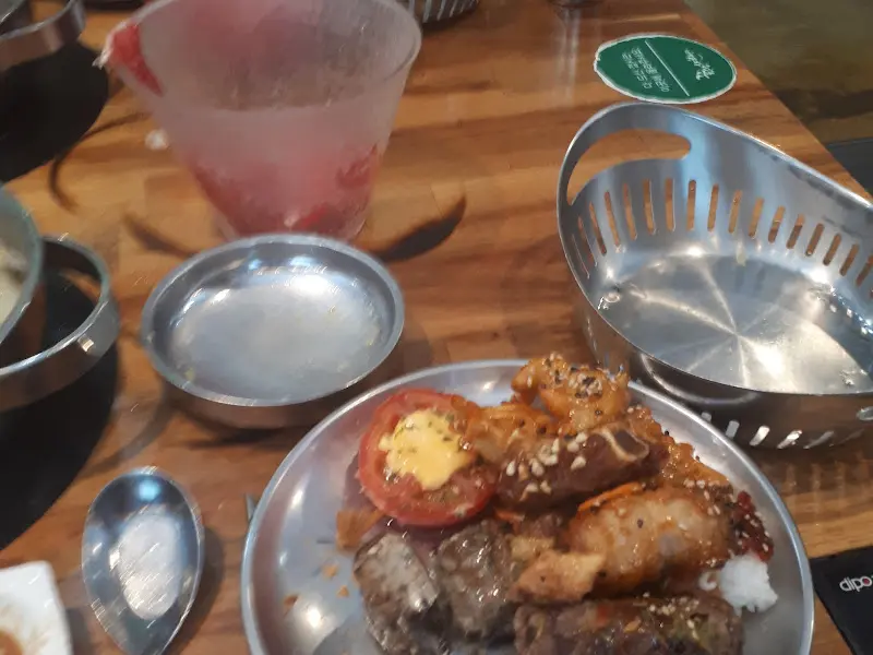 접시에 담긴 뷔페 음식