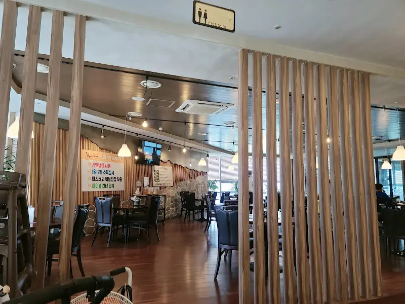 꽃담샤브뷔페 내부 전경