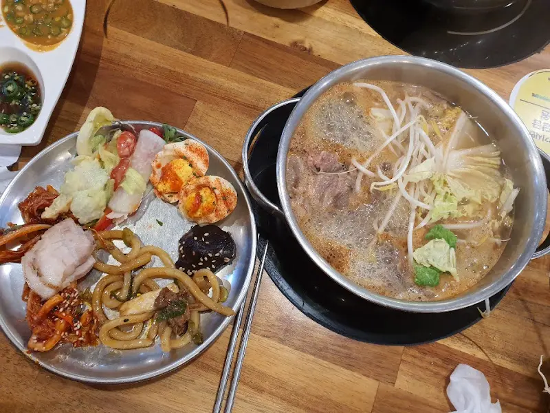 꽃담샤브뷔페 내부