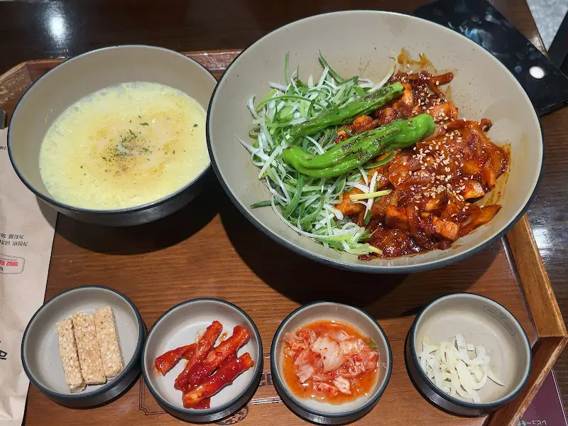 전라도식 고추장 돼지덮밥과 푸짐한 계란찜, 정갈한 밑반찬