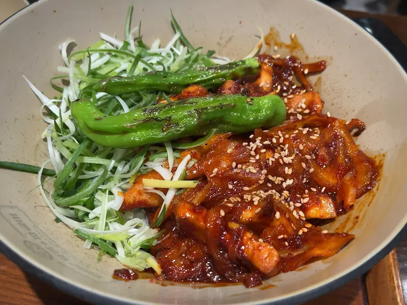 매콤달콤한 양념이 일품인 전라도식 고추장 돼지덮밥