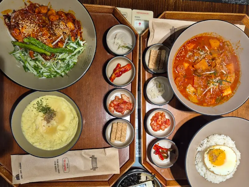 푸짐한 재료가 듬뿍 들어간 듬뿍짜글이